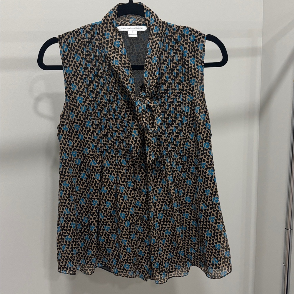 Diane von Furstenburg Aiden print sleeveless tie neck silk blouse sz 4